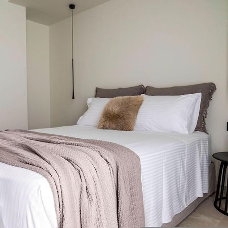 Rhotheon Suites In יאליסוס מראה חיצוני תמונה