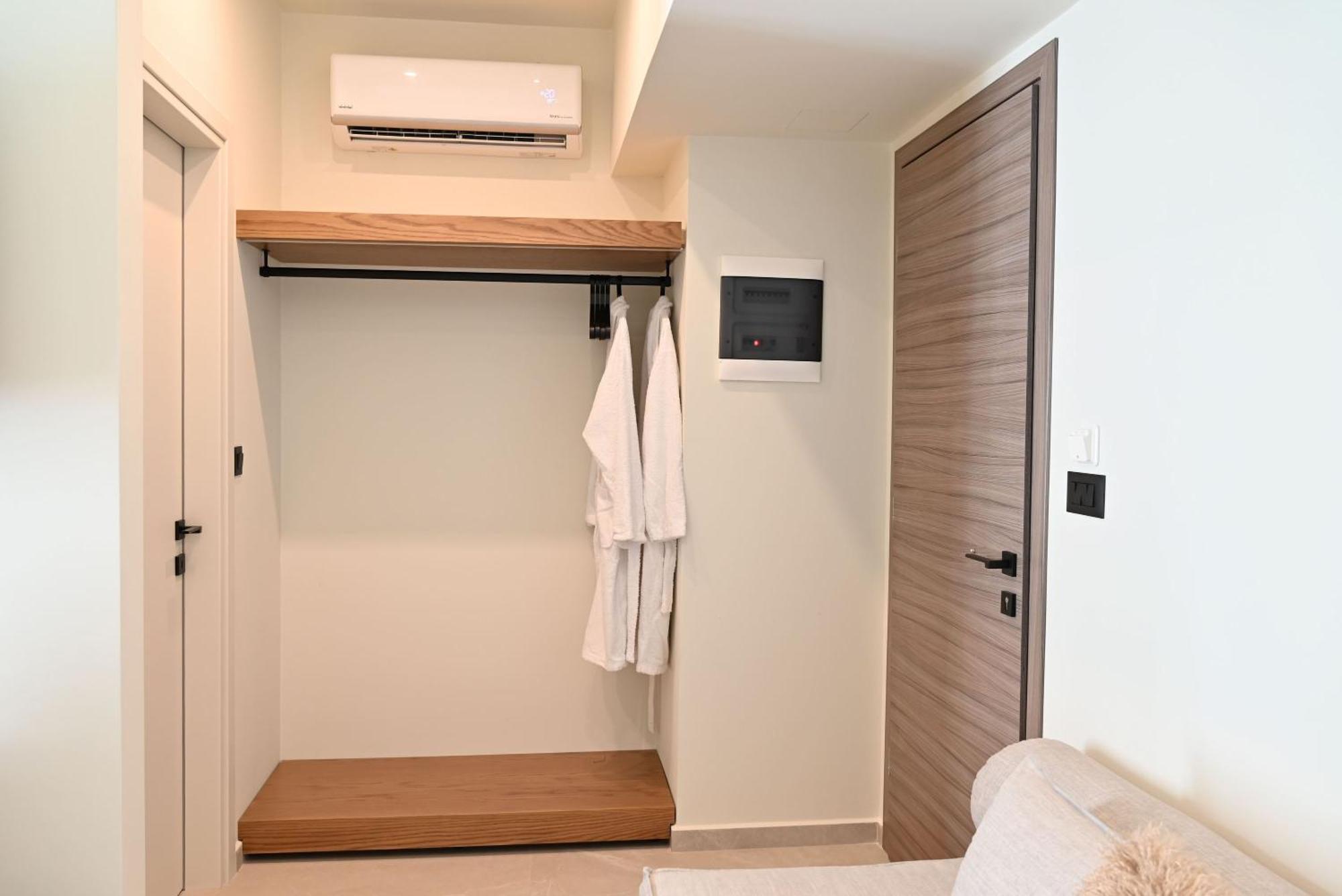 Rhotheon Suites In יאליסוס מראה חיצוני תמונה