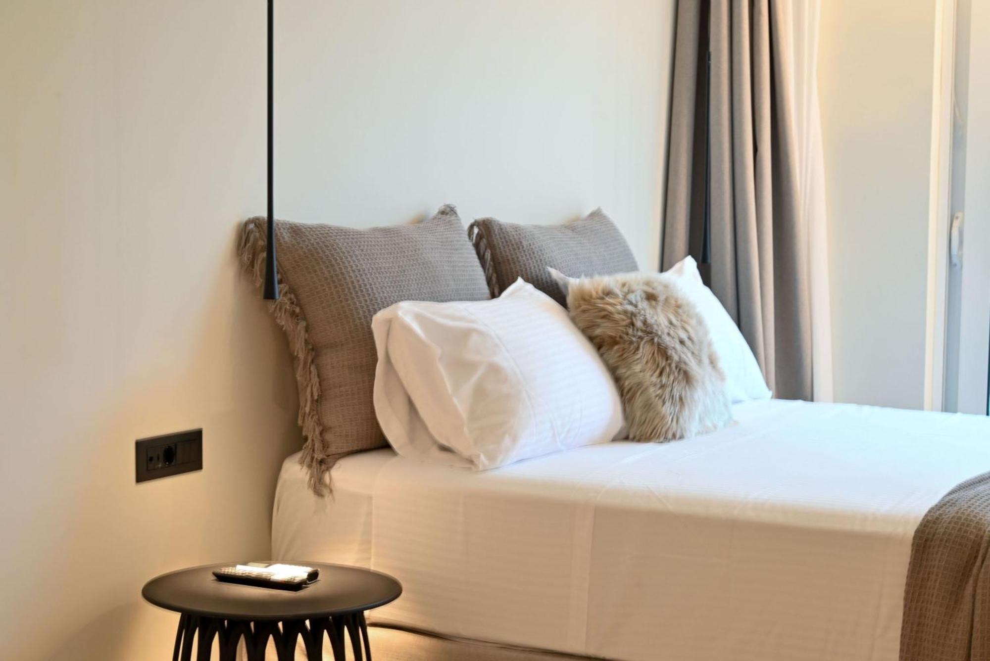 Rhotheon Suites In יאליסוס מראה חיצוני תמונה