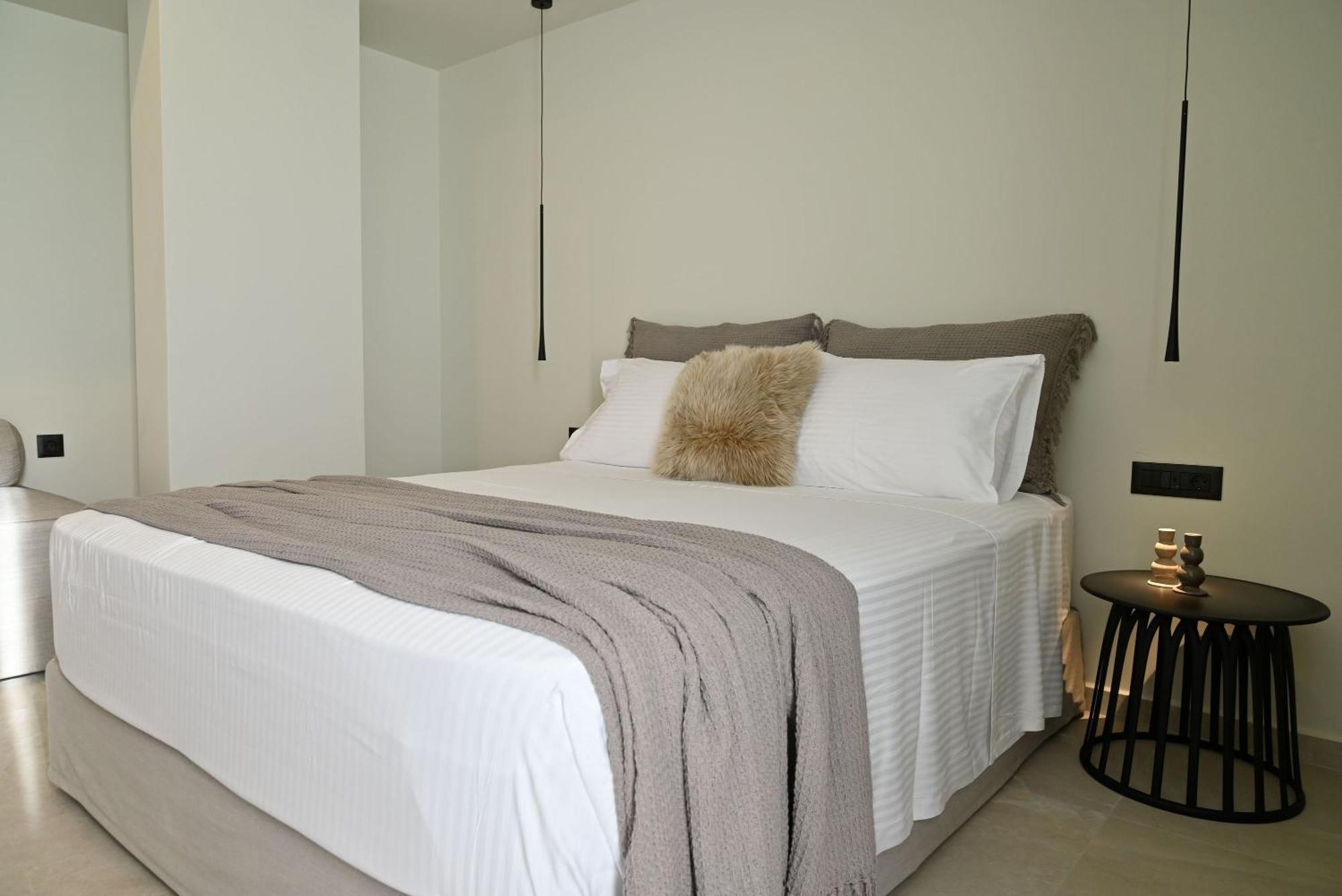 Rhotheon Suites In יאליסוס מראה חיצוני תמונה