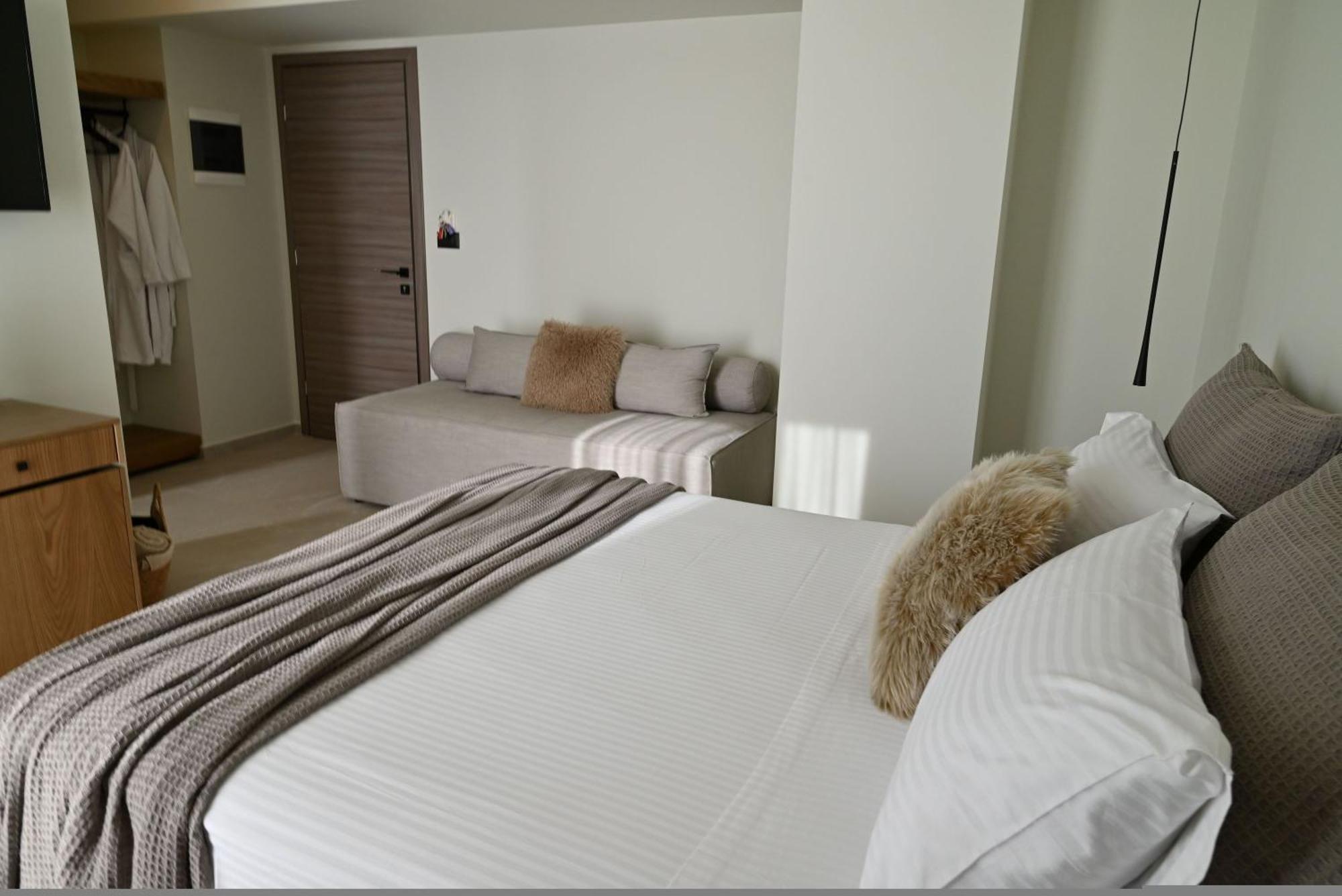 Rhotheon Suites In יאליסוס מראה חיצוני תמונה