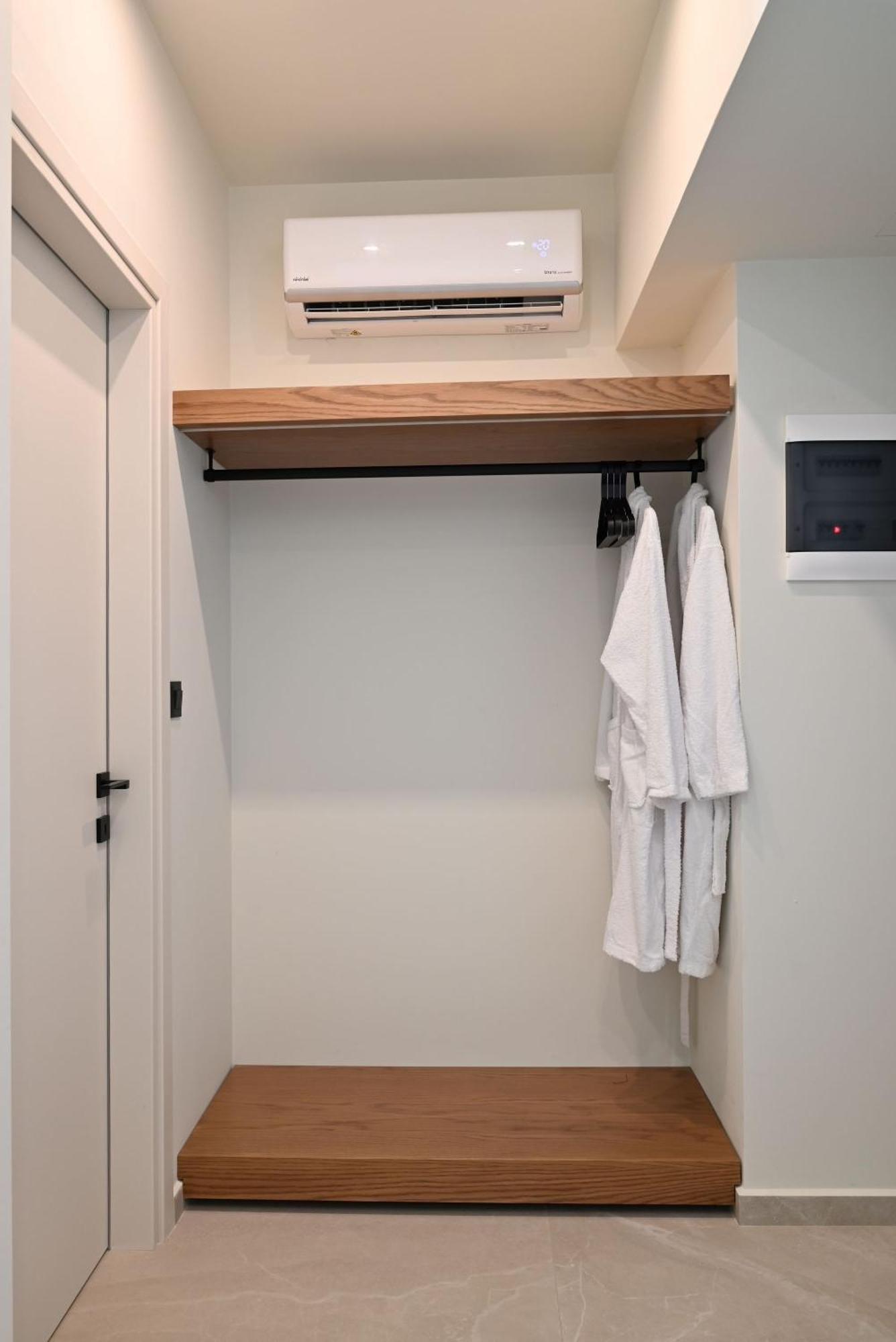 Rhotheon Suites In יאליסוס מראה חיצוני תמונה