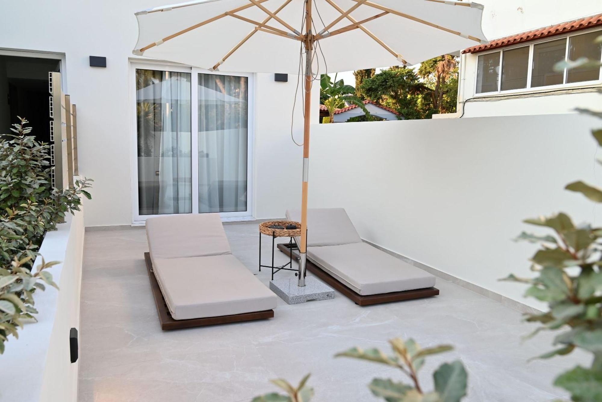 Rhotheon Suites In יאליסוס מראה חיצוני תמונה