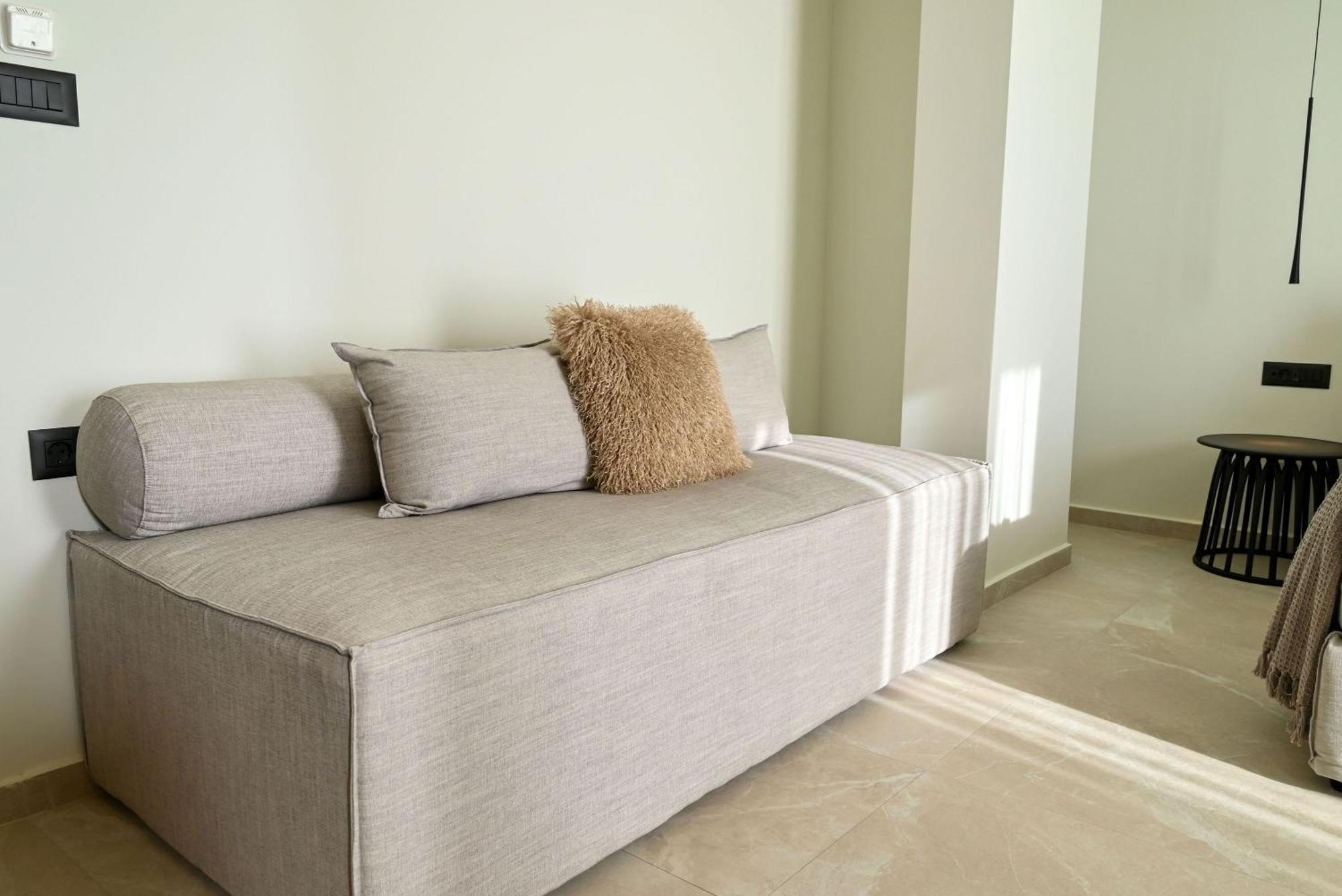 Rhotheon Suites In יאליסוס מראה חיצוני תמונה