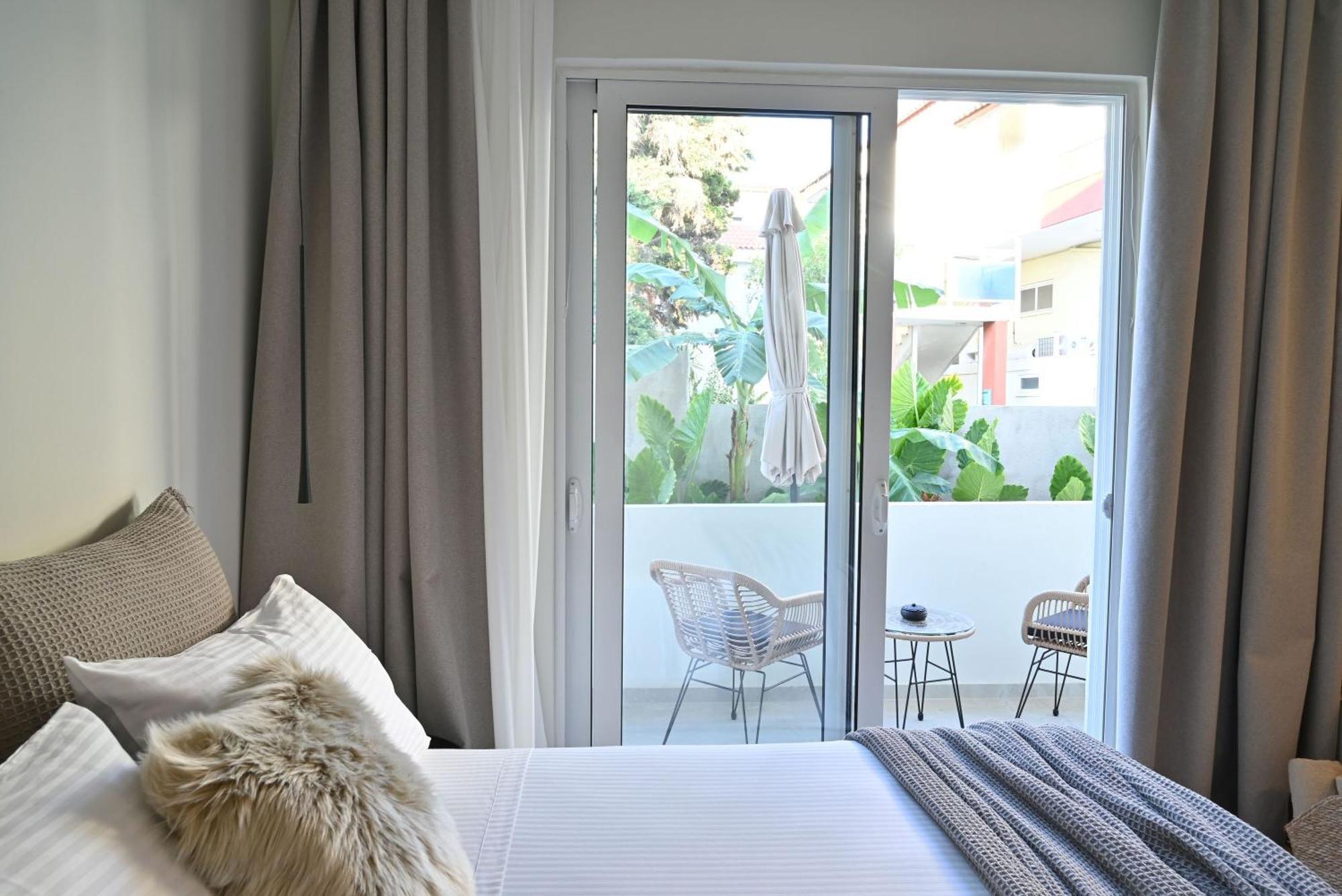 Rhotheon Suites In יאליסוס מראה חיצוני תמונה