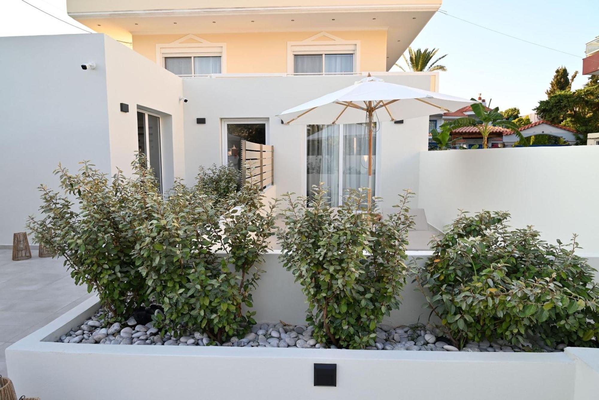 Rhotheon Suites In יאליסוס מראה חיצוני תמונה