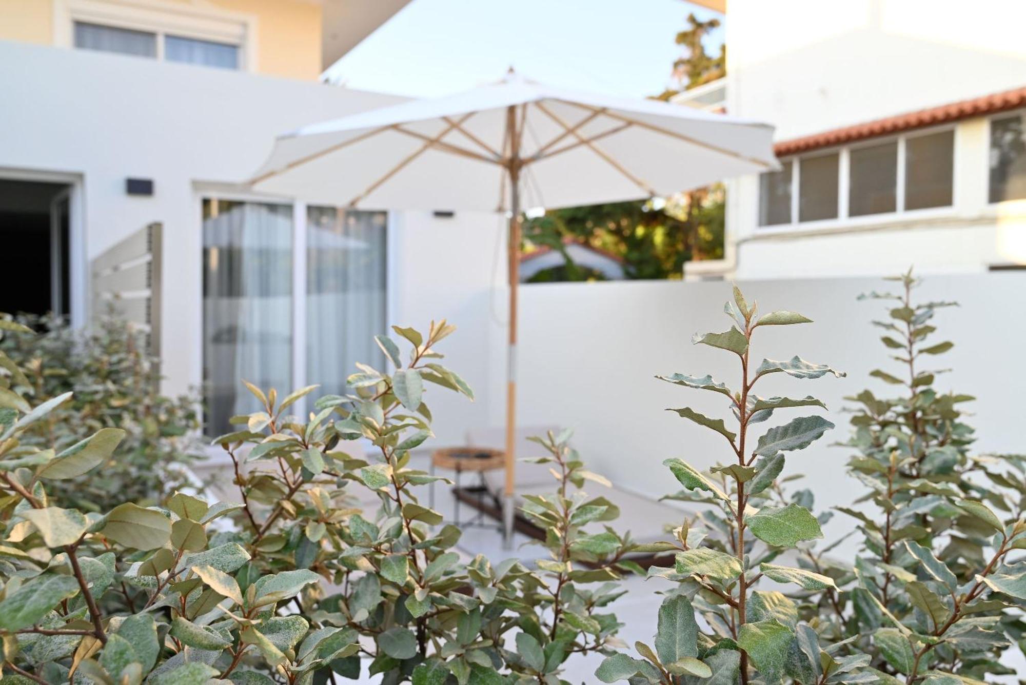 Rhotheon Suites In יאליסוס מראה חיצוני תמונה