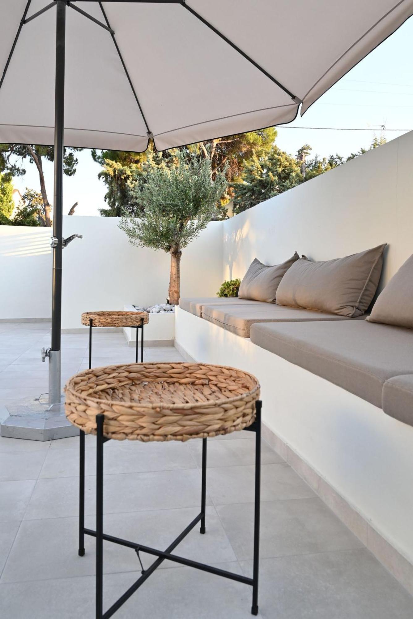 Rhotheon Suites In יאליסוס מראה חיצוני תמונה