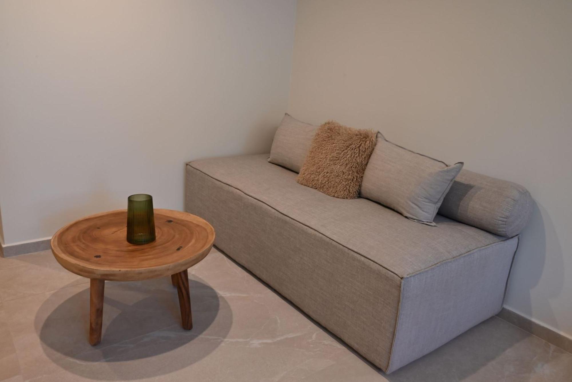 Rhotheon Suites In יאליסוס מראה חיצוני תמונה