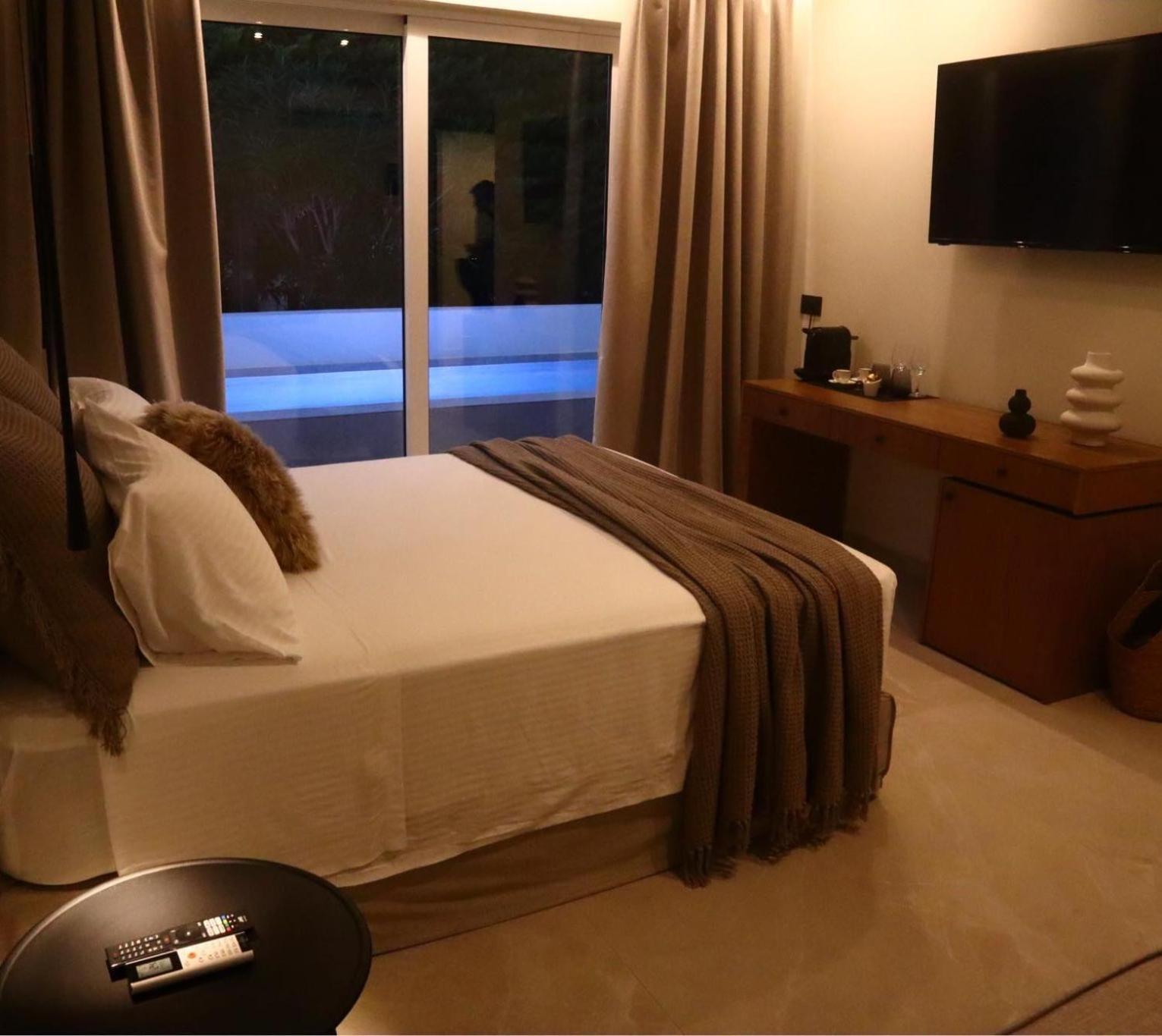 Rhotheon Suites In יאליסוס מראה חיצוני תמונה